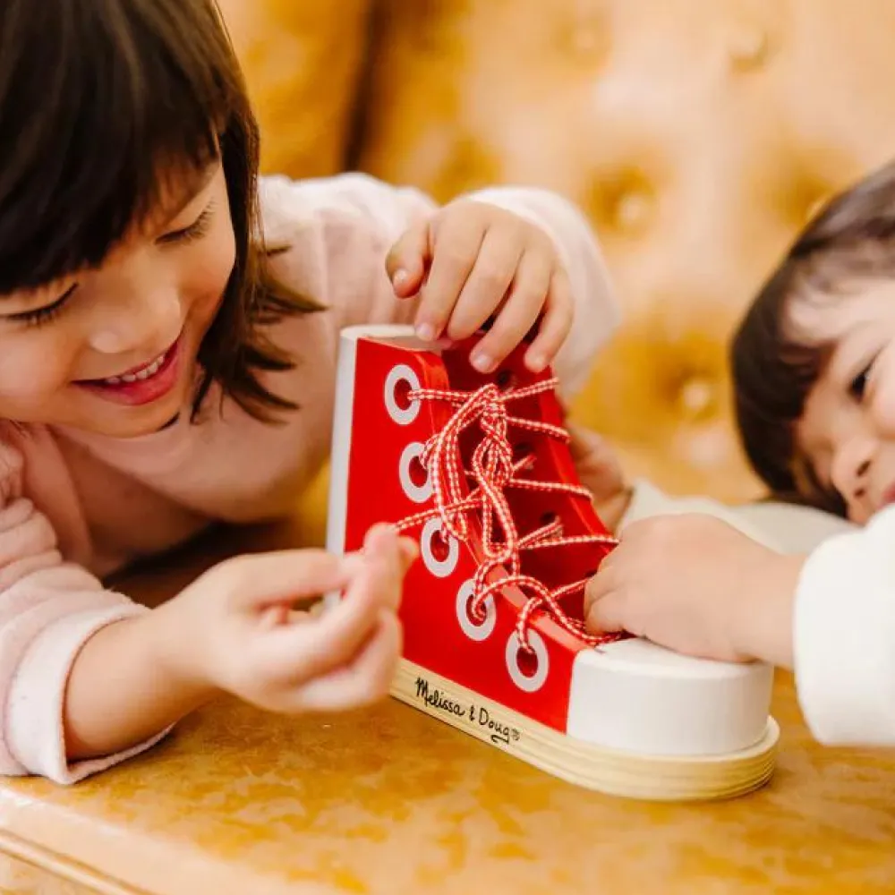 Hjælpemidler<Melissa & Doug Snørebåndsstøvle