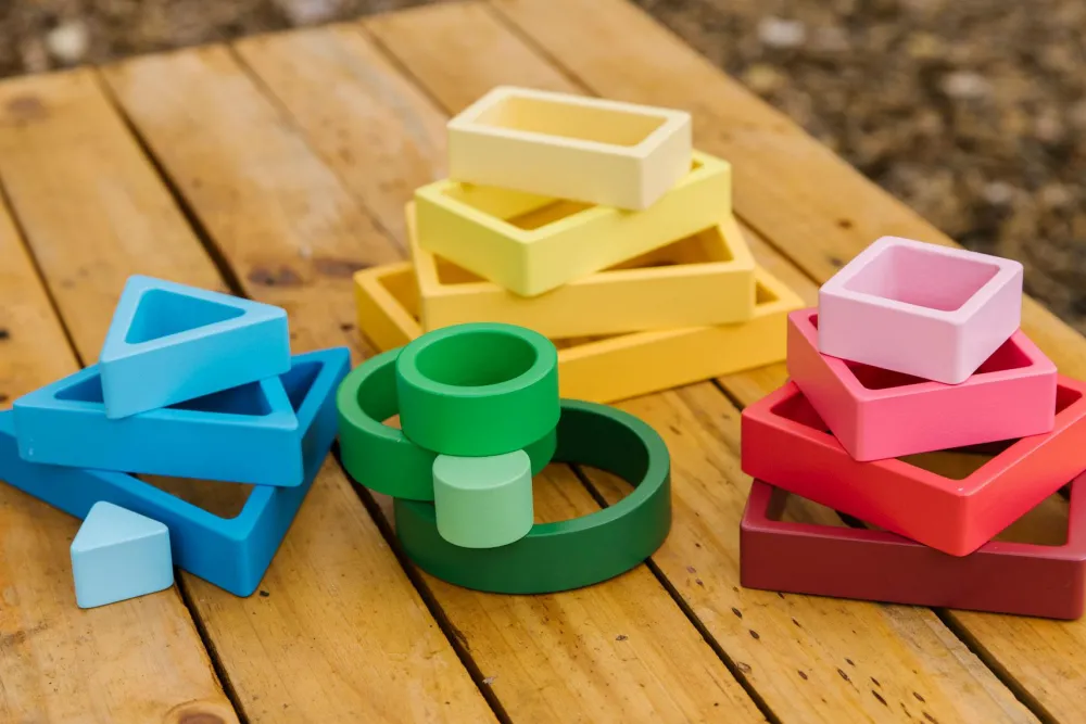 Trælegetøj|Montessori< Sorteringssæt - Form, farve & størrelse
